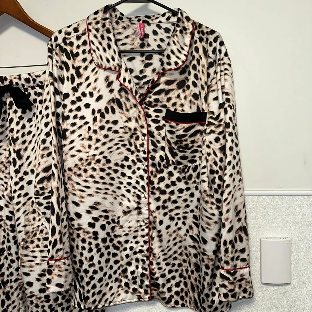 Cosmopolitan Leopard Cheetah Print Pajama Set XL Beige Black Red Women’s